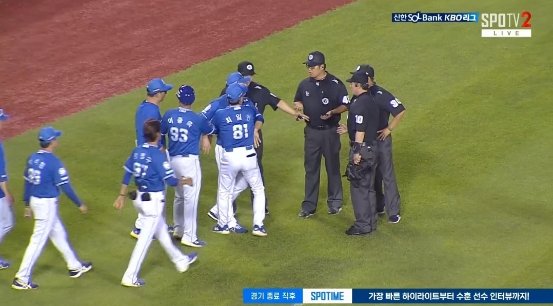 2일 오후 서울 잠실야구장에서 열린 '2025 신한 SOL Bank KBO리그' 삼성 라이온즈와 두산 베어스의 경기, 7회말 무사 두산 김재환의 타석 때 박진만 삼성 감독이 3루심의 체크스윙 판정에 대해서 항의하고 있다. SPOTV 중계화면 캡처