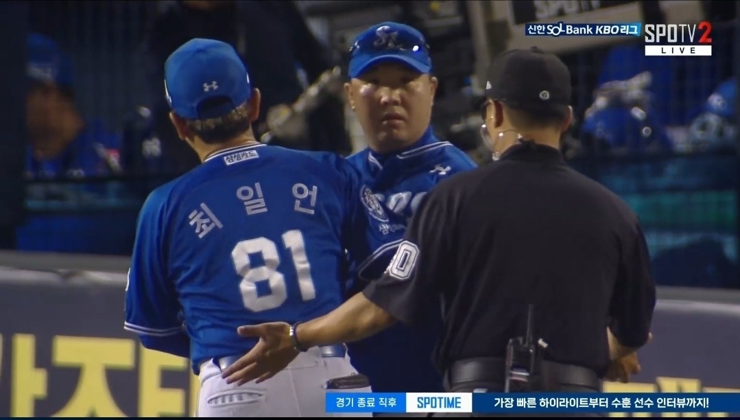 2일 오후 서울 잠실야구장에서 열린 '2025 신한 SOL Bank KBO리그' 삼성 라이온즈와 두산 베어스의 경기, 7회말 무사 두산 김재환의 타석 때 박진만 삼성 감독이 3루심의 체크스윙 판정에 대해서 항의하고 있다. SPOTV 중계화면 캡처