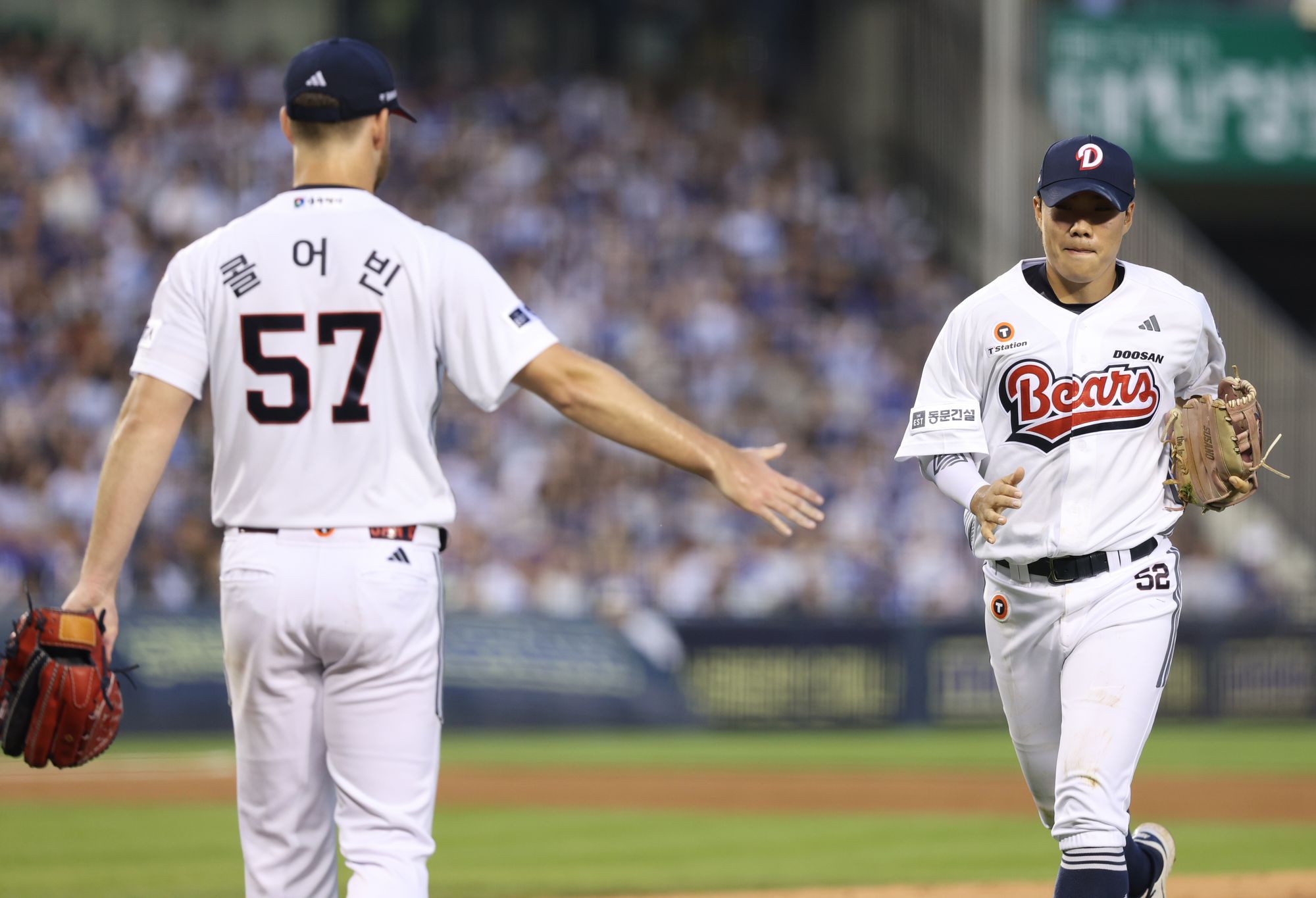 2일 오후 서울 송파구 잠실야구장에서 열린 2025 신한 SOL Bank KBO리그 삼성 라이온즈와 두산 베어스의 경기, 5회초 만루 위기를 무사히 넘긴 두산 선발 콜 어빈과 3루수 박준순이 하이파이브를 하고 있다. 두산 베어스