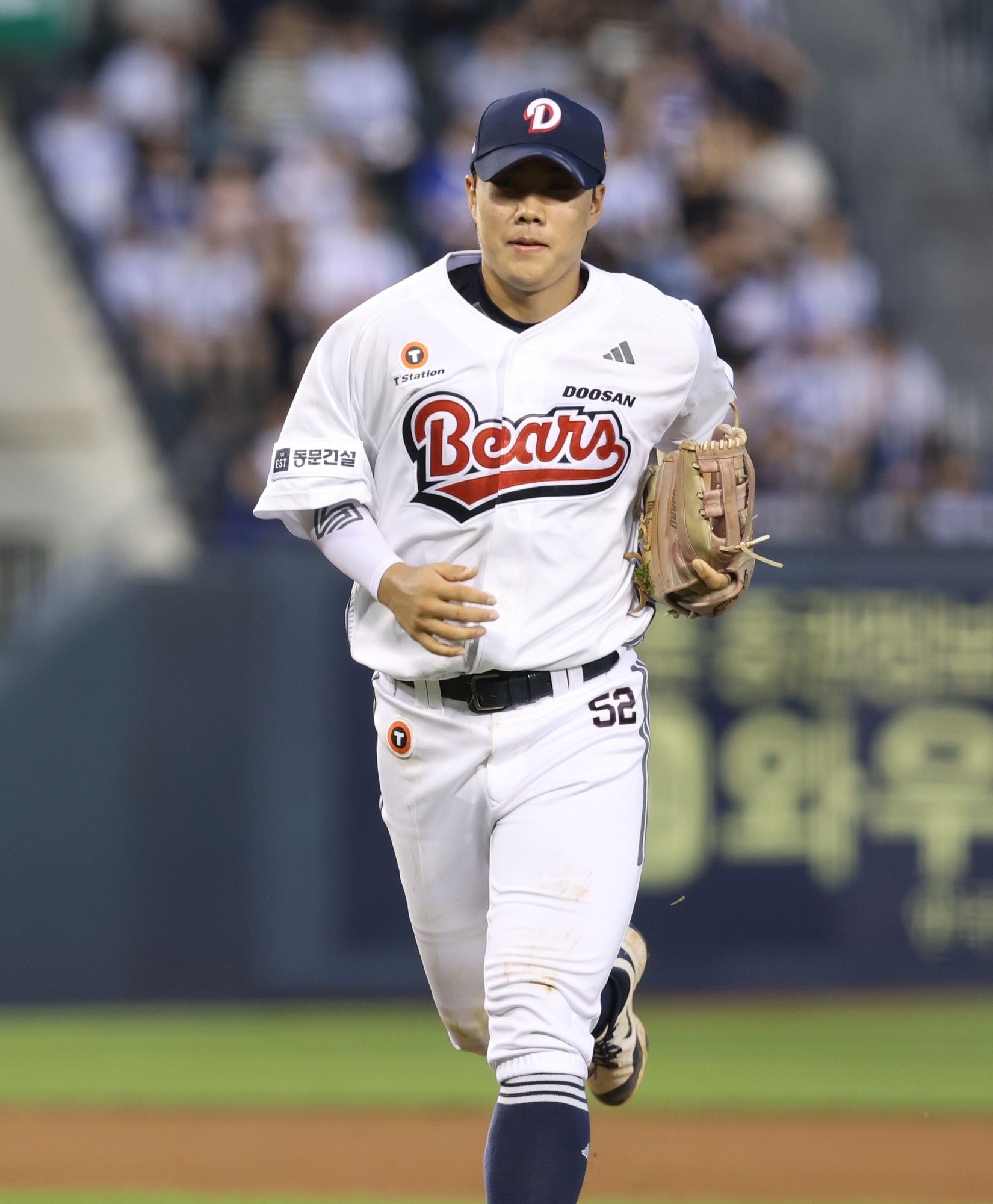 ​​2일 오후 서울 송파구 잠실야구장에서 열린 2025 신한 SOL Bank KBO리그 삼성 라이온즈와 두산 베어스의 경기, 5회초 2사 만루 위기에서 두산 3루수 박준순이 다이빙캐치로 실점을 억제했다. 두산 베어스