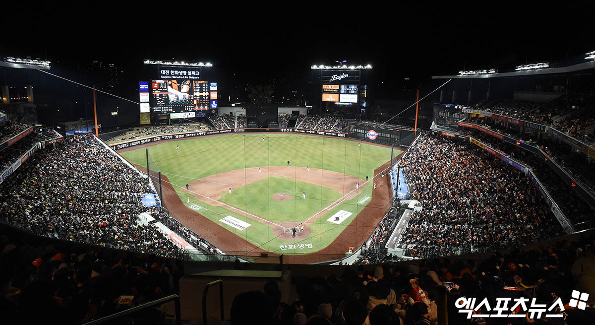 28일 오후 대전한화생명볼파크에서 열린 '2025 신한 SOL Bank KBO리그' 한화 이글스와 KIA 타이거즈의 경기, 만원 관중이 경기를 관람하고 있다. 엑스포츠뉴스 DB