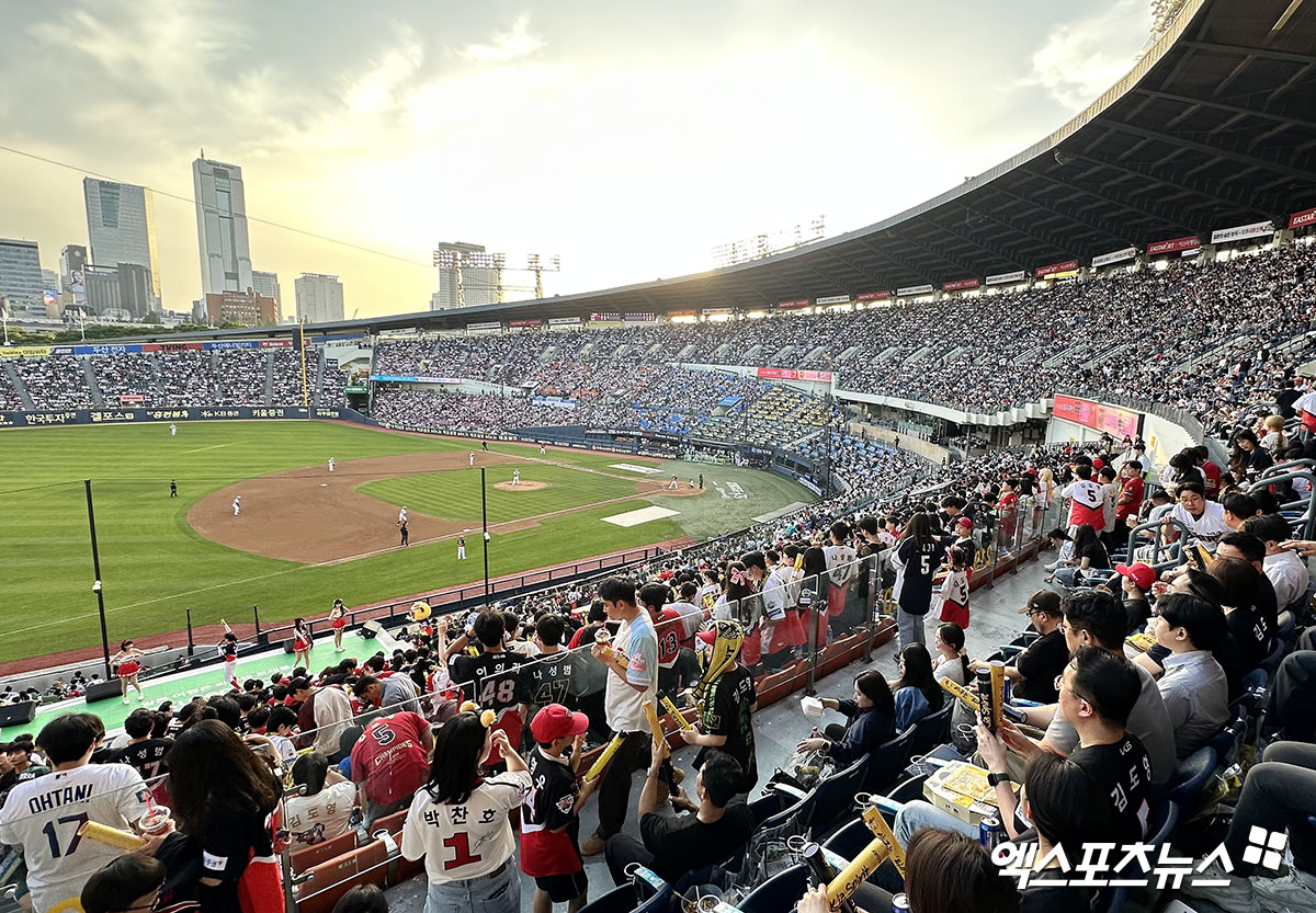5일 오후 서울 송파구 잠실야구장에서 열린 '2025 신한 SOL Bank KBO리그' KIA 타이거즈와 두산 베어스의 경기, 경기장을 찾은 관중들이 경기를 지켜보고 있다. 엑스포츠뉴스 DB
