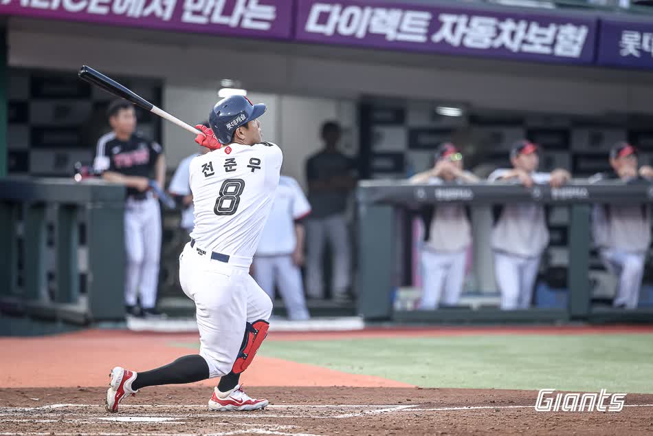 롯데 자이언츠 캡틴 전준우가 2일 부산 사직야구장에서 열린 2025 신한 SOL Bank KBO리그 LG 트윈스와의 팀 간 7차전에서 4타수 2안타 1홈런 2타점 2득점을 기록, 팀 승리를 견인했다. 사진 롯데 자이언츠