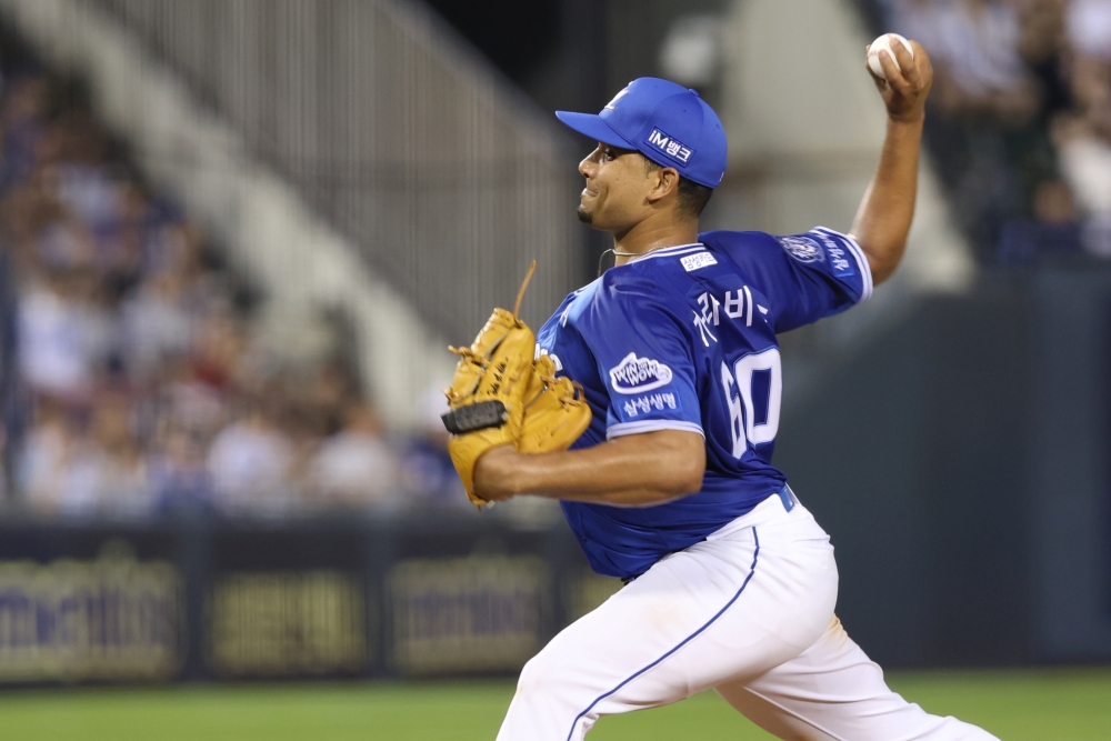 2일 오후 서울 잠실야구장에서 열린 '2025 신한 SOL Bank KBO리그' 삼성 라이온즈와 두산 베어스의 경기, 삼성 선발 헤르손 가라비토가 공을 힘차게 던지고 있다. 삼성 라이온즈