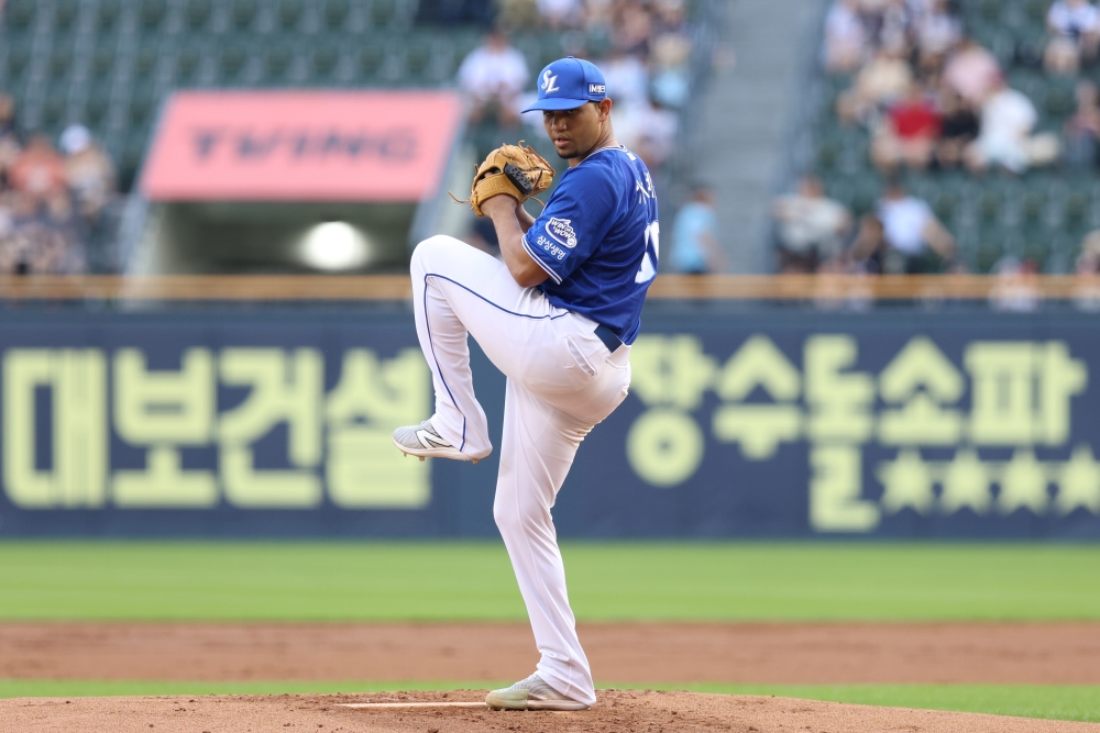 2일 오후 서울 잠실야구장에서 열린 '2025 신한 SOL Bank KBO리그' 삼성 라이온즈와 두산 베어스의 경기, 삼성 선발 헤르손 가라비토가 공을 힘차게 던지고 있다. 삼성 라이온즈