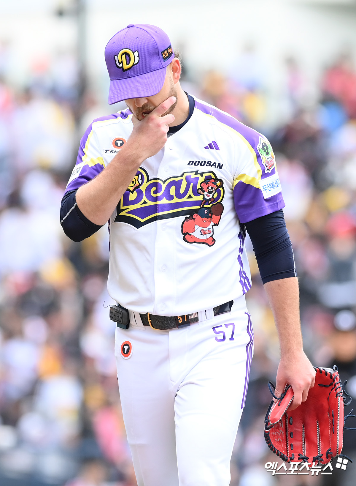 지난 5월 5일 오후 서울 잠실야구장에서 열린 2025 신한 SOL Bank KBO리그 LG 트윈스와 두산 베어스의 경기, 5회초 두산 선발 콜어빈이 이닝을 마친 뒤 아쉬워 하고 있다. 엑스포츠뉴스 DB