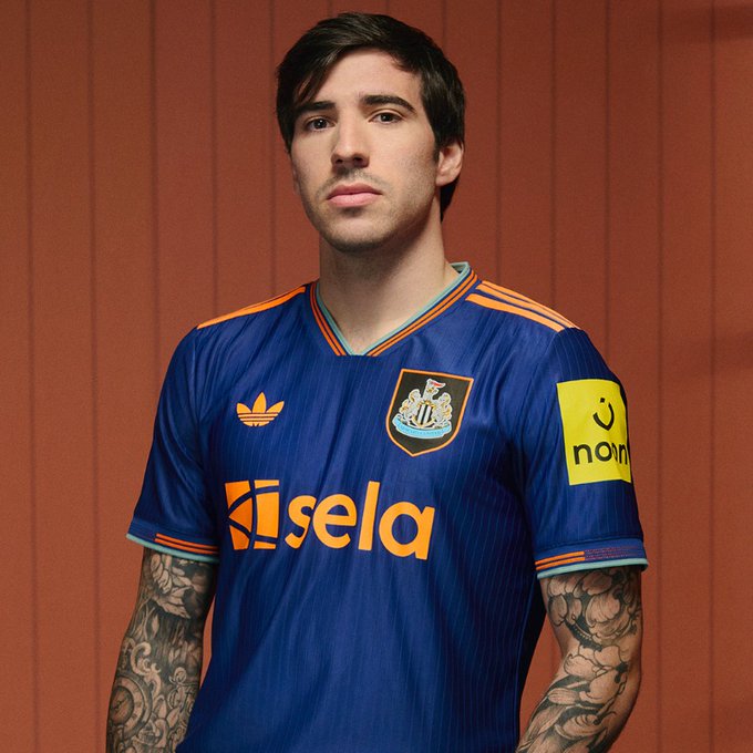 뉴캐슬이 지난 2일(한국시간) 공식 채널을 통해 2025-2026시즌 써드킷 유니폼을 발매하면서 만든 영상에 욱일기가 드러나면서 많은 한국 팬들로부터 비판을 받자, 공식 사과했다. 뉴캐슬