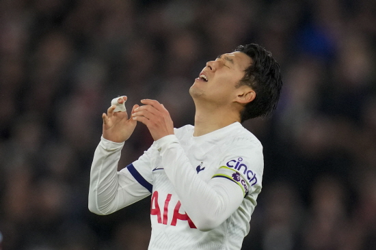 영국 매체 '풋볼런던'은 2일(한국시간) 토마스 프랑크 신임 감독 체제에서 토트넘의 2025-2026시즌 공격진 구상에 대해 전하며 손흥민이 없을 거라고 예상했다. 손흥민은 지난 시즌까지 2년간 토트넘의 주장을 맡으면서 특히 2024-2025 유럽축구연맹(UEFA) 유로파리그 우승을 이끌고 트로피를 직접 들어올리는 등 공을 세웠으나 어느 덧 33살이 됐고, 스피드와 골결정력이 떨어져 이적 대상 중 한 명으로 거론되고 있다. 연합뉴스