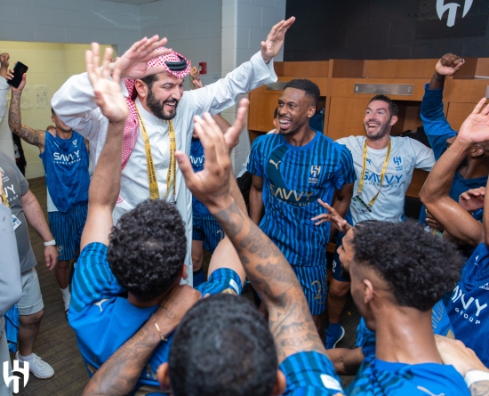 이미 부자 구단인 알힐랄(사우디아라비아)이 축구에서 새 역사를 만들자 엄청난 승리 수당을 선수들에게 줬다.   글로벌 축구 매체 '원풋볼'이 지난 2일(한국시간) 맨체스터 시티(잉글랜드)를 꺾은 알힐랄이 선수들에게 엄청난 금액의 보너스를 줬을 거라고 보도했다. 알힐랄