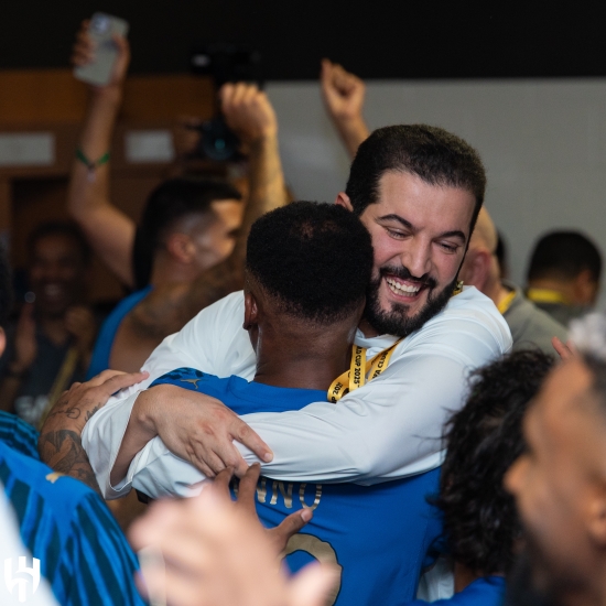 이미 부자 구단인 알힐랄(사우디아라비아)이 축구에서 새 역사를 만들자 엄청난 승리 수당을 선수들에게 줬다.   글로벌 축구 매체 '원풋볼'이 지난 2일(한국시간) 맨체스터 시티(잉글랜드)를 꺾은 알힐랄이 선수들에게 엄청난 금액의 보너스를 줬을 거라고 보도했다. 알힐랄