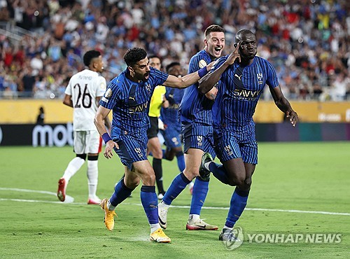 이미 부자 구단인 알힐랄(사우디아라비아)이 축구에서 새 역사를 만들자 엄청난 승리 수당을 선수들에게 줬다.   글로벌 축구 매체 '원풋볼'이 지난 2일(한국시간) 맨체스터 시티(잉글랜드)를 꺾은 알힐랄이 선수들에게 엄청난 금액의 보너스를 줬을 거라고 보도했다. 연합뉴스