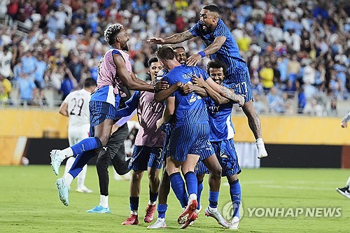 이미 부자 구단인 알힐랄(사우디아라비아)이 축구에서 새 역사를 만들자 엄청난 승리 수당을 선수들에게 줬다.   글로벌 축구 매체 '원풋볼'이 지난 2일(한국시간) 맨체스터 시티(잉글랜드)를 꺾은 알힐랄이 선수들에게 엄청난 금액의 보너스를 줬을 거라고 보도했다. 연합뉴스