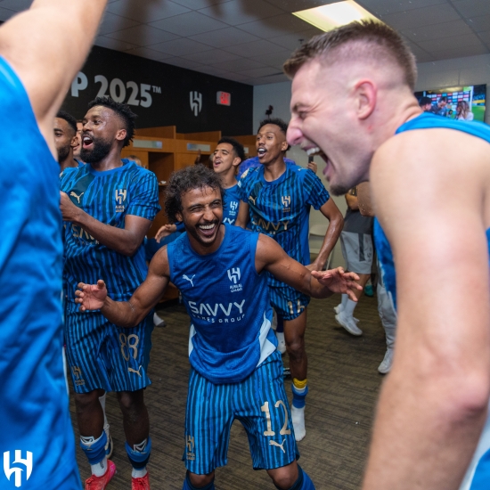 이미 부자 구단인 알힐랄(사우디아라비아)이 축구에서 새 역사를 만들자 엄청난 승리 수당을 선수들에게 줬다.   글로벌 축구 매체 '원풋볼'이 지난 2일(한국시간) 맨체스터 시티(잉글랜드)를 꺾은 알힐랄이 선수들에게 엄청난 금액의 보너스를 줬을 거라고 보도했다. 알힐랄