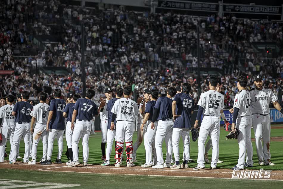롯데 자이언츠가 주축 선수들의 부상 이탈 악재에도 전반기 막판까지 3위를 유지하면서 포스트시즌 진출 도전을 이어가고 있다. 사진 롯데 자이언츠