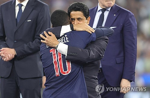 프랑스 매체 '레키프'가 3일(한국시간) 우스망 뎀벨레가 2024-2025시즌 발롱도르 수상 유력 후보라는 미국 스포츠 전문지 '스포츠 일러스트레이티드(SI)'의 보도를 인용해 보도했다. 연합뉴스