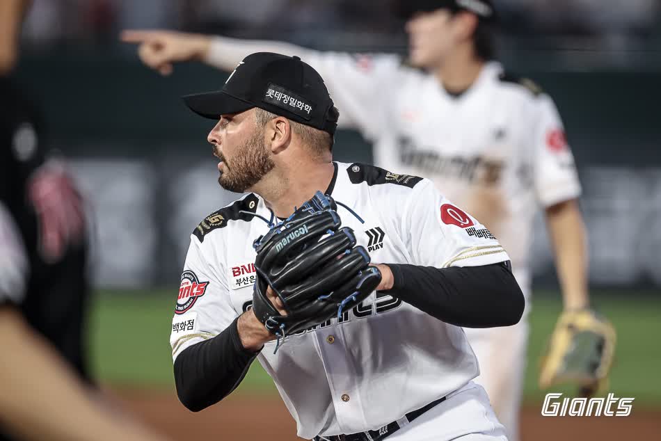 롯데 자이언츠 외국인 투수 알렉 감보아가 3일 부산 사직야구장에서 열리는 2025 신한 SOL Bank KBO리그 LG 트윈스와의 팀 간 8차전에 앞서 1군 엔트리에서 말소됐다. 사진 롯데 자이언츠