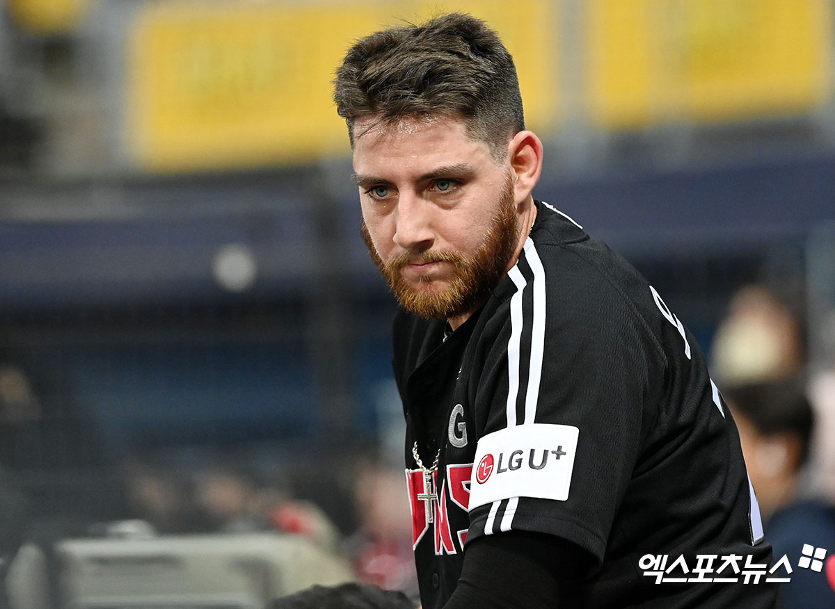 LG 트윈스 외국인 타자 오스틴 딘이 옆구리 부상으로 3일 부산 사직야구장에서 열리는 2025 신한 SOL Bank KBO리그 롯데 자이언츠와의 팀 간 8차전에 앞서 1군 엔트리에서 말소됐다. 사진 엑스포츠뉴스 DB