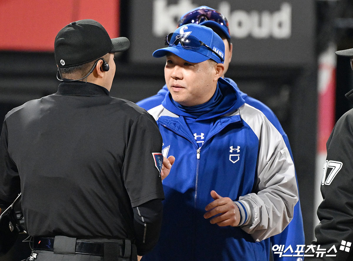 11일 오후 수원KT위즈파크에서 열린 '2025 신한 SOL Bank KBO리그' 삼성 라이온즈와 KT 위즈의 경기, 7회초 1사 2루 삼성 박진만 감독이 그라운드에 나와 심판에게 상황 설명을 듣고 있다. 엑스포츠뉴스 DB