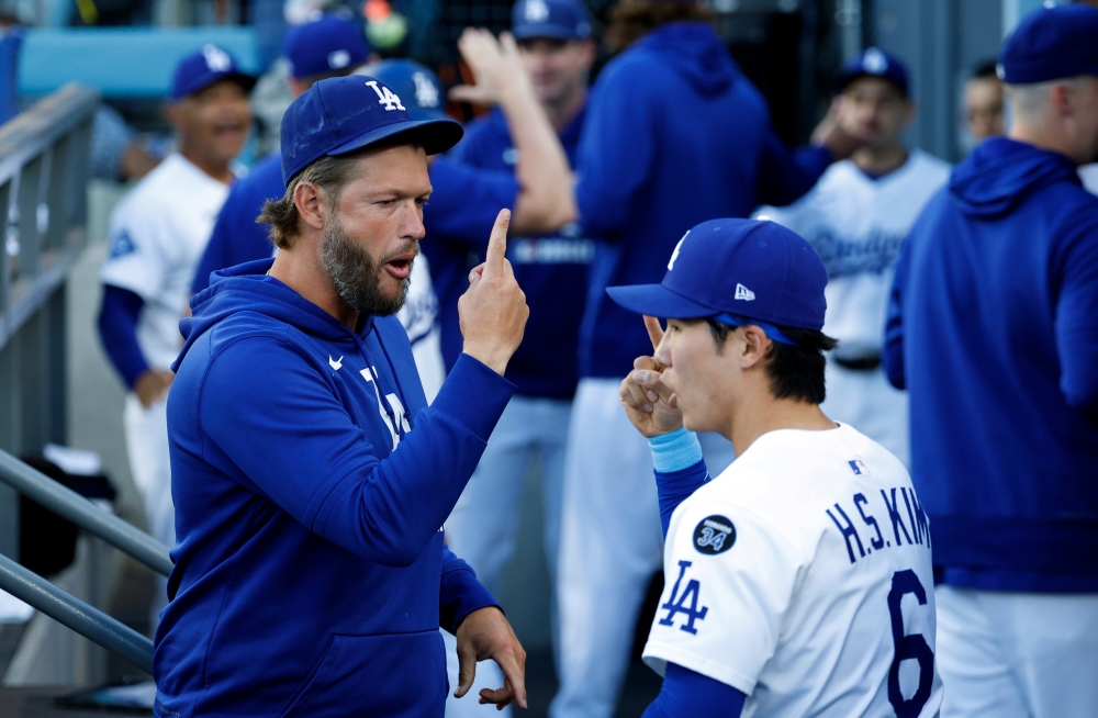 3일 미국 캘리포니아주 로스앤젤레스의 다저스타디움에서 열린 2025 미국 메이저리그(MLB) 시카고 화이트삭스와 LA 다저스의 경기, 다저스 클레이튼 커쇼와 김혜성이 이야기를 나누고 있다. AP 연합뉴스