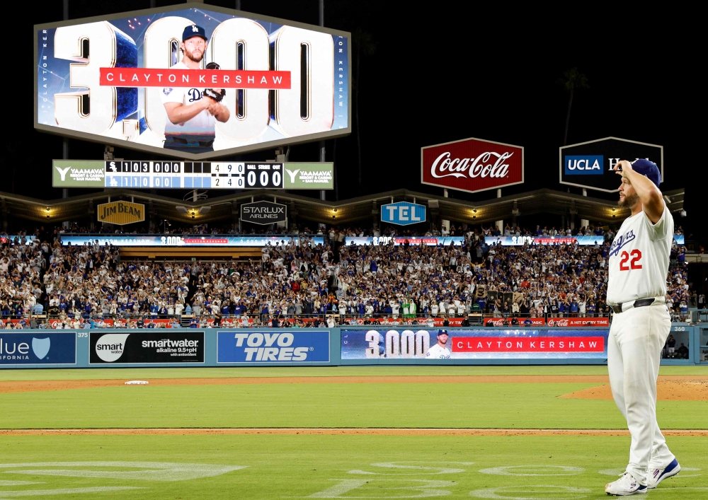 3일 미국 캘리포니아주 로스앤젤레스의 다저스타디움에서 열린 2025 미국 메이저리그(MLB) 시카고 화이트삭스와 LA 다저스의 경기, 다저스 클레이튼 커쇼가 개인 통산 3000번째 탈삼진을 기록한 뒤 관중석을 바라보고 있다. AFP 연합뉴스