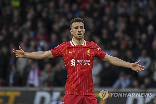 리버풀의 포르투갈 국가대표 공격수 디오고 조타가 교통사고로 사망했다. 향년 28세로, 불과 2주 전 결혼했던 그는 상상하지 못했던 일로 세상을 떠났다. 영국 공영방송 BBC는 3일 '리버풀 스트라이커 조타와 그의 동생인 안드레 실바가 스페인 사모라에서 교통사고를 당해 이날 별세했다'고 보도했다. 조타의 동생인 실바도 포르투갈 2부 구단인 페나피엘에서 현역으로 뛰는 등 프로축구 선수 출신이다. 리버풀 구단과 포르투갈축구협회가 모두 큰 충격에 빠졌으며 유럽 축구계가 모두 그를 추모하고 나섰다. 연합뉴스