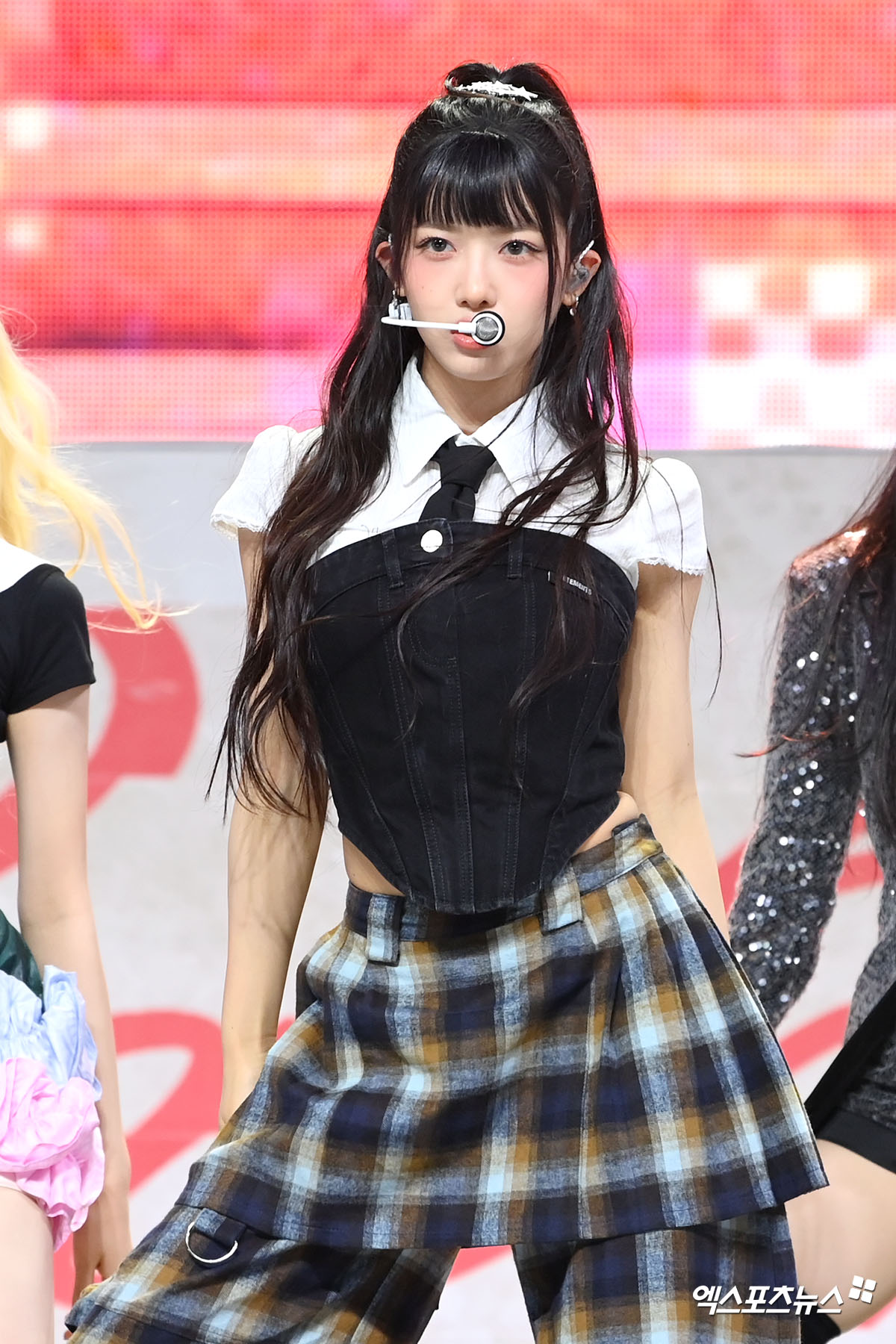 23일 오후 서울 용산구 블루스퀘어 SOL트래블홀에서 열린 그룹 베이비돈크라이(Baby DONT Cry)의 첫 싱글 앨범 '에프 걸(F Girl)' 발매 기념 미디어 쇼케이스가 열렸다.  그룹 베이비돈크라이 쿠미가 타이틀 곡 '에프 걸' 무대를 선보이고 있다. 엑스포츠뉴스 DB