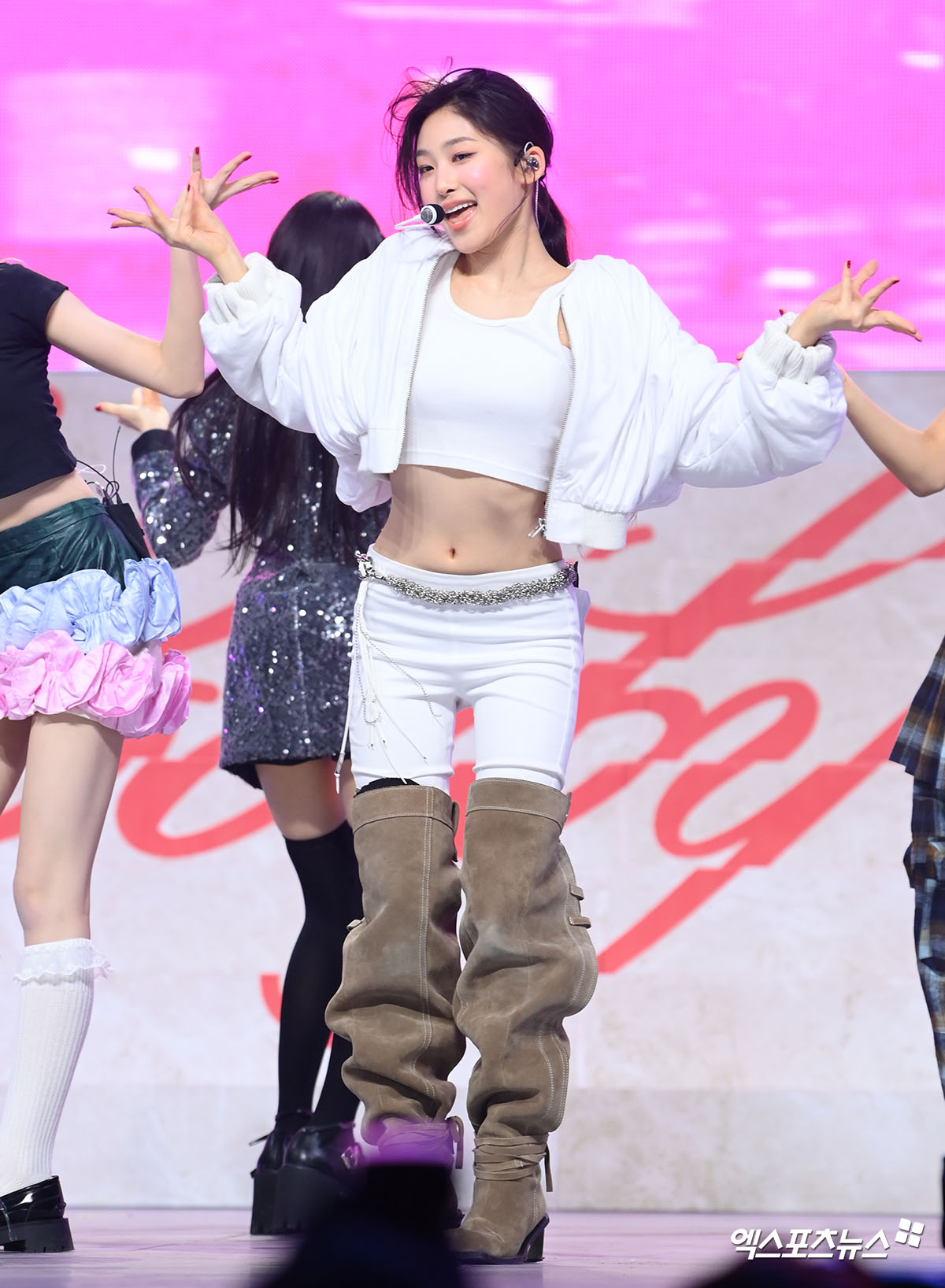 23일 오후 서울 용산구 블루스퀘어 SOL트래블홀에서 열린 그룹 베이비돈크라이(Baby DONT Cry)의 첫 싱글 앨범 '에프 걸(F Girl)' 발매 기념 미디어 쇼케이스가 열렸다.  그룹 베이비돈크라이 베니가 타이틀 곡 '에프 걸' 무대를 선보이고 있다. 엑스포츠뉴스 DB