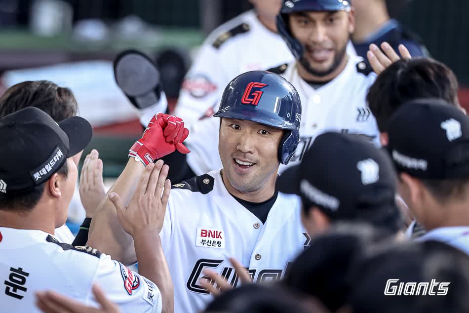 롯데 자이언츠 캡틴 전준우가 3일 부산 사직야구장에서 열린 2025 신한 SOL Bank KBO리그 LG 트윈스와의 팀 간 8차전에서 8회말 결승 2타점 2루타를 기록했다. 사진 롯데 자이언츠