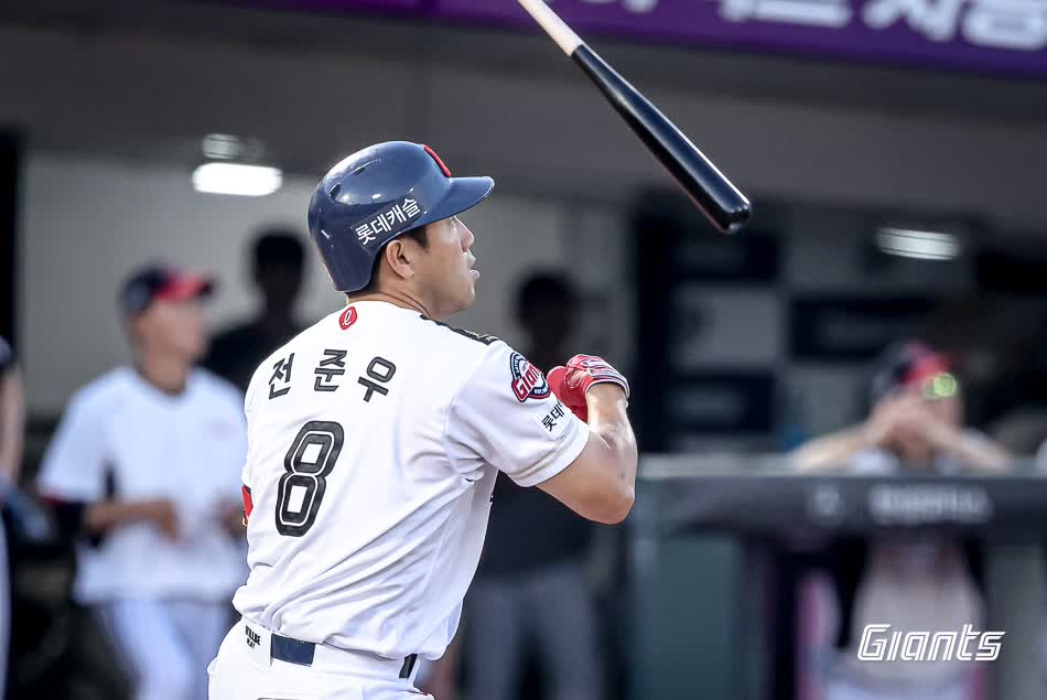 롯데 자이언츠 캡틴 전준우가 3일 부산 사직야구장에서 열린 2025 신한 SOL Bank KBO리그 LG 트윈스와의 팀 간 8차전에서 8회말 결승 2타점 2루타를 기록했다. 사진 롯데 자이언츠