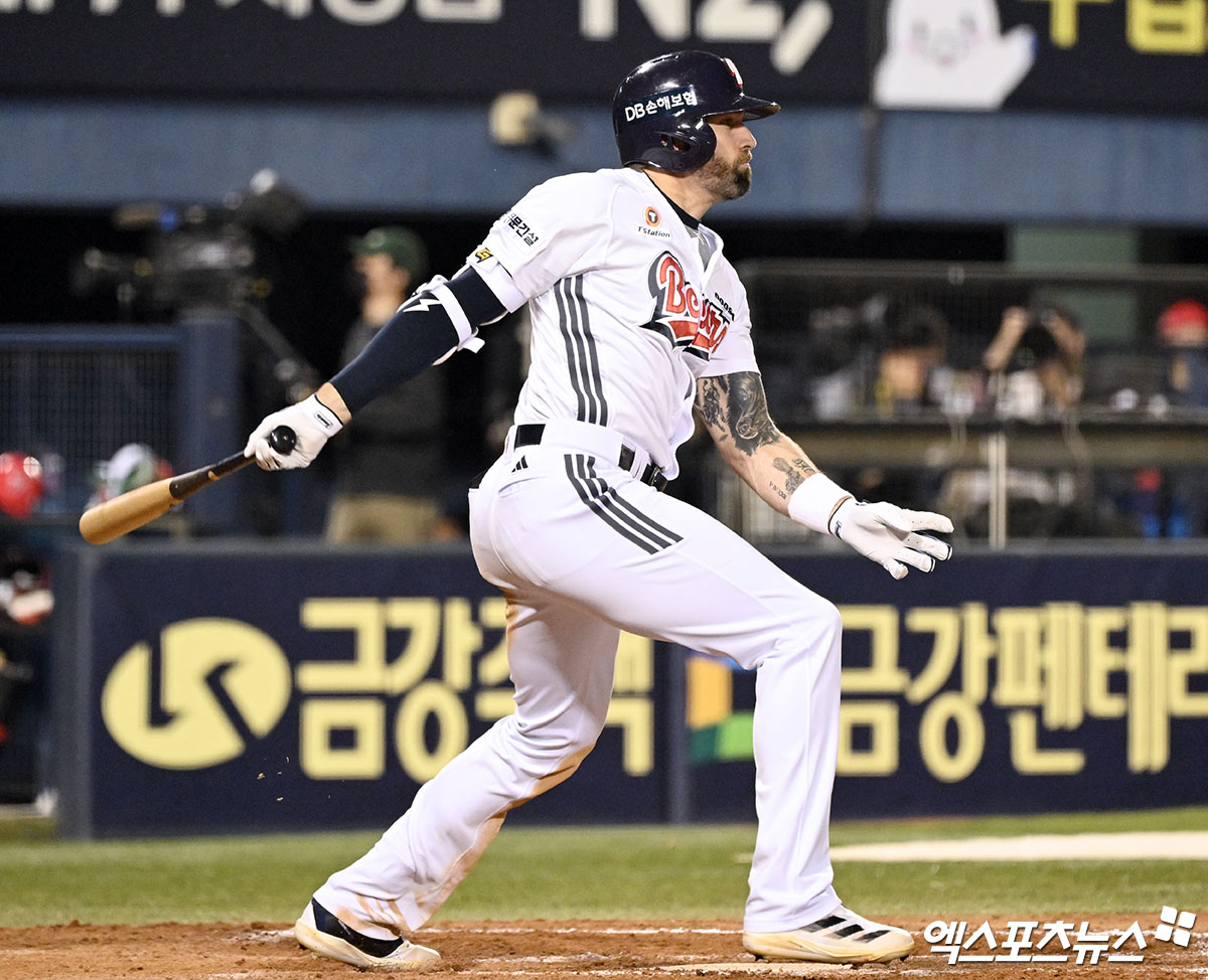 18일 오후 서울 송파구 잠실야구장에서 열린 '2025 신한 SOL Bank KBO리그' KIA 타이거즈와 두산 베어스의 경기, 7회말 무사 2루 두산 케이브가 1타점 적시타를 날리고 있다. 엑스포츠뉴스 DB
