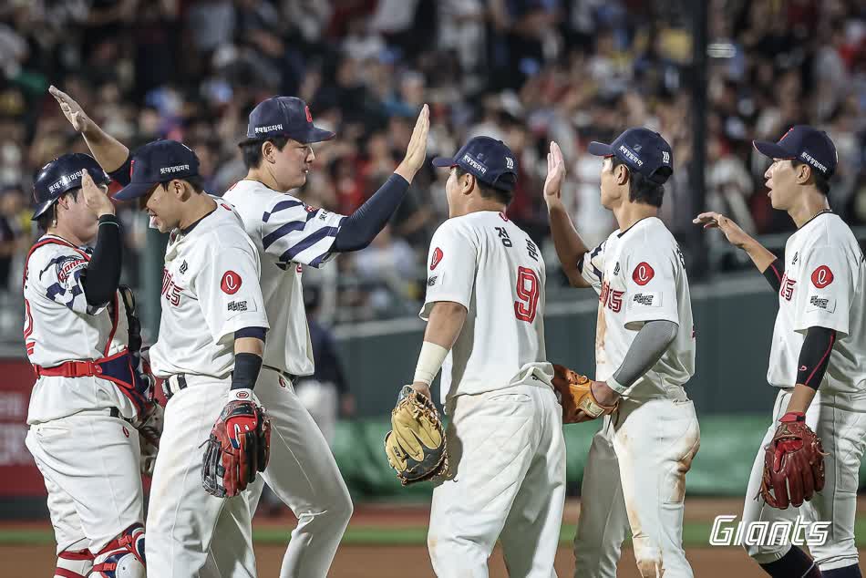 김태형 감독이 이끄는 롯데 자이언츠가 3일 부산 사직야구장에서 열린 2025 신한 SOL Bank KBO리그 LG 트윈스와의 팀 간 8차전에서 2-0으로 승리, 2연승과 함께 공동 2위로 올라섰다. 사진 롯데 자이언츠