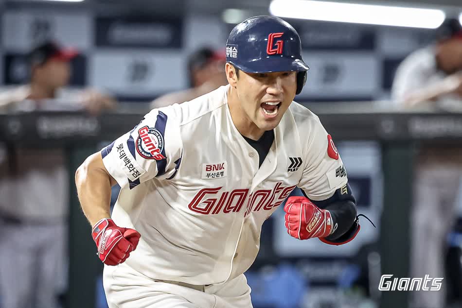 롯데 자이언츠 캡틴 전준우가 3일 부산 사직야구장에서 열린 2025 신한 SOL Bank KBO리그 LG 트윈스와의 팀 간 8차전에서 8회말 결승 2타점 2루타를 때려냈다. 사진 롯데 자이언츠