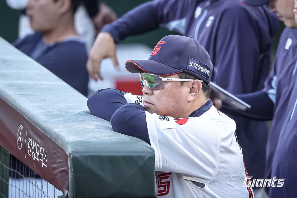 김태형 감독이 이끄는 롯데 자이언츠가 3일 부산 사직야구장에서 열린 2025 신한 SOL Bank KBO리그 LG 트윈스와의 팀 간 8차전에서 2-0으로 승리, 2연승과 함께 공동 2위로 올라섰다. 사진 롯데 자이언츠