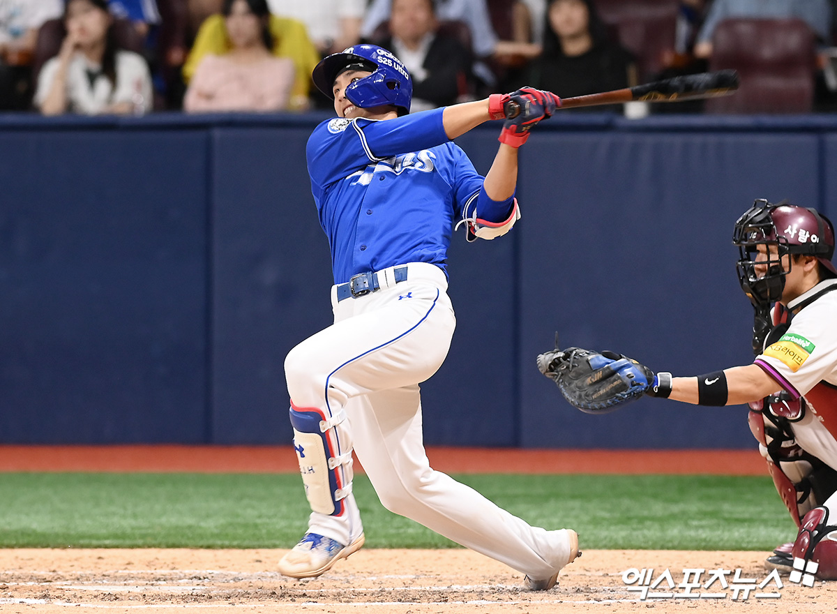 21일 오후 서울 구로구 고척스카이돔에서 열린 '2025 신한 SOL Bank KBO리그' 삼성 라이온즈와 키움 히어로즈의 경기, 9회초 무사 2,3루 삼성 이재현이 1타점 희생 플라이를 날리고 있다. 엑스포츠뉴스 DB
