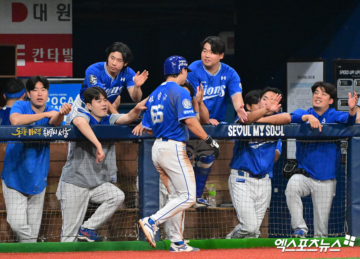 27일 오후 서울 구로구 고척스카이돔에서 열린 '2025 신한 SOL Bank KBO리그' 삼성 라이온즈와 키움 히어로즈의 경기, 3회초 무사 만루 삼성 박승규가 밀어내기 볼넷으로 득점에 성공하고 있다. 엑스포츠뉴스 DB