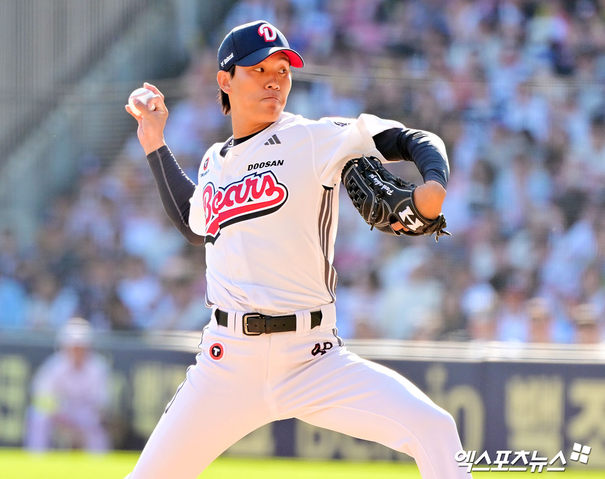 20일 오후 서울 송파구 잠실야구장에서 열린 '2025 신한 SOL Bank KBO리그' KIA 타이거즈와 두산 베어스의 경기, 7회초 2사 1,3루 두산 박신지가 공을 힘차게 던지고 있다. 엑스포츠뉴스 DB