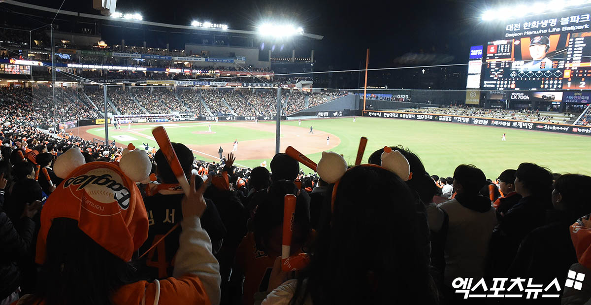 한화 이글스는 3일 대전 한화생명 볼파크에서 열린 2025 신한 SOL Bank KBO리그 NC와의 홈경기에서 오후 7시 14분 기준 1만7000석 전석 매진을 달성하며 시즌 36번째 매진을 달성했다. 엑스포츠뉴스DB