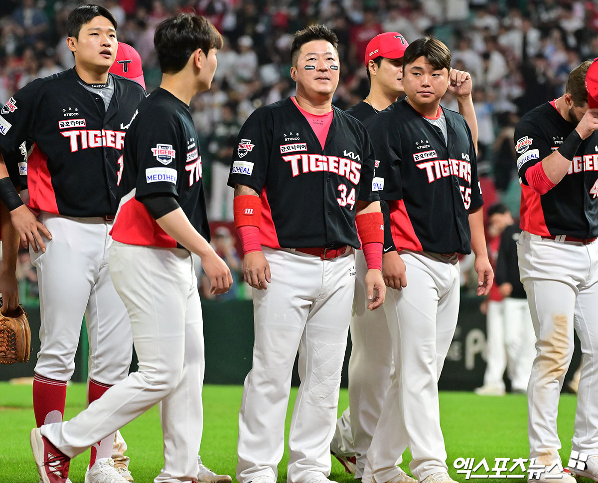 21일 오후 인천SSG랜더스필드에서 열린 '2025 신한 SOL Bank KBO리그' KIA 타이거즈와 SSG 랜더스의 경기, KIA와SSG가 11회 연장승부 끝에 5:5 무승부를 기록했다.  경기종료 후 KIA 선수단이 관중들에게 인사를 하고 있다. 엑스포츠뉴스 DB