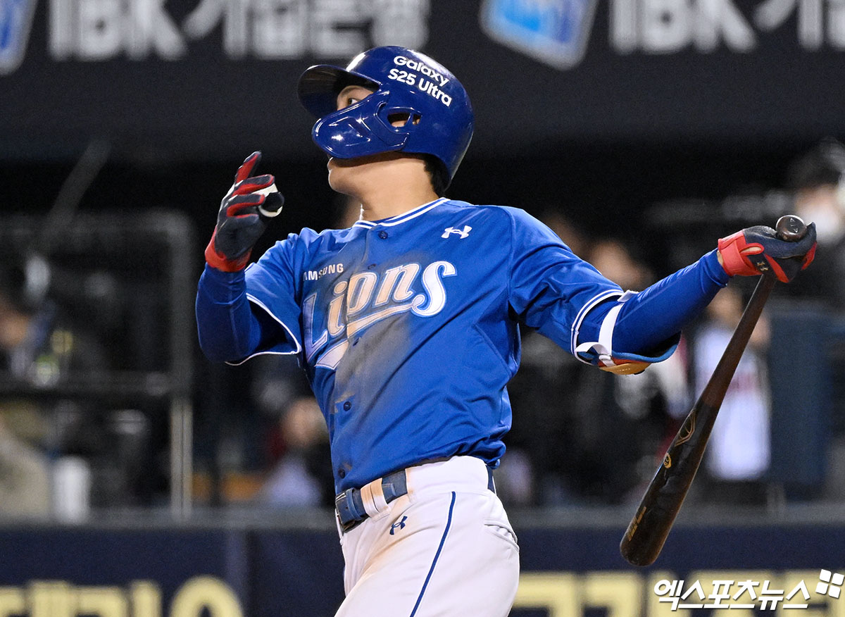16일 오후 서울 송파구 잠실야구장에서 열린 '2025 신한 SOL Bank KBO리그' 삼성 라이온즈와 LG 트윈스의 경기, 7회초 2사 삼성 이재현이 타격을 하고 있다. 결과는 좌익수 플라이 아웃. 엑스포츠뉴스 DB