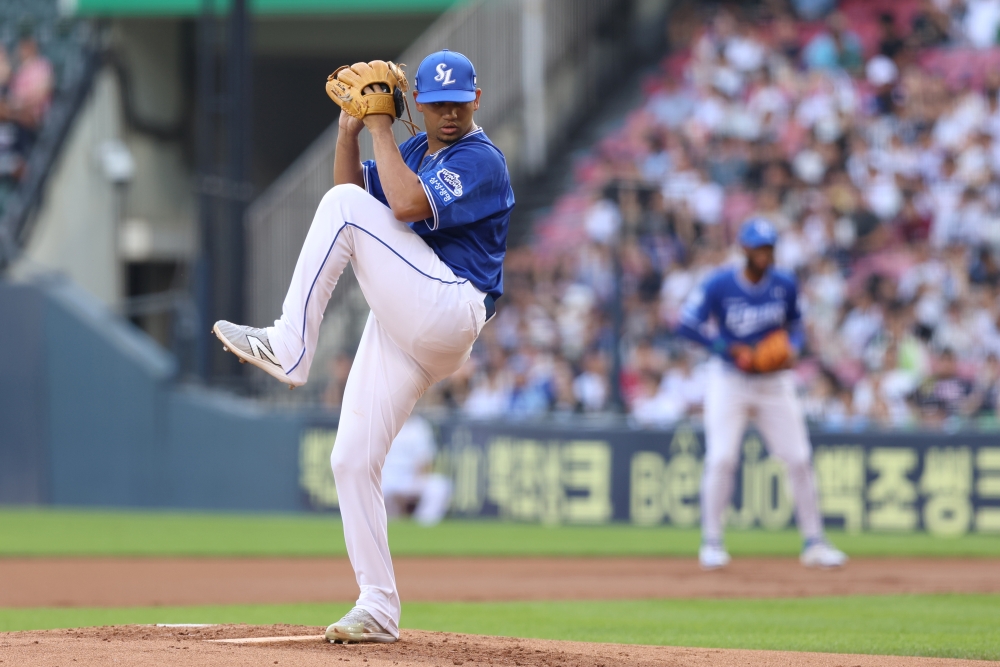 2일 오후 서울 잠실야구장에서 열린 '2025 신한 SOL Bank KBO리그' 삼성 라이온즈와 두산 베어스의 경기, 삼성 선발 헤르손 가라비토가 공을 힘차게 던지고 있다. 삼성 라이온즈