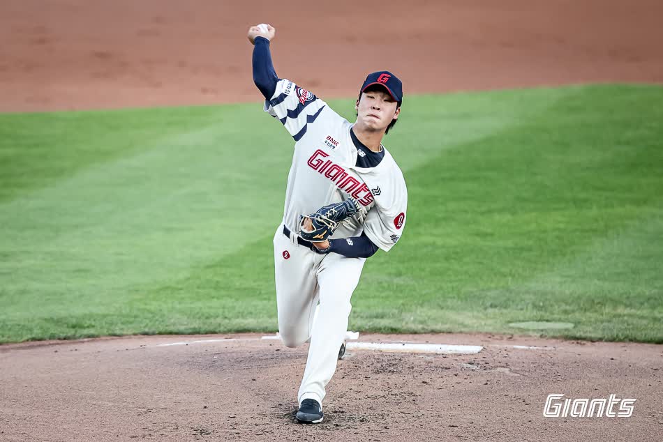 롯데 자이언츠 우완 영건 이민석이 3일 부산 사직야구장에서 열린 2025 신한 SOL Bank KBO리그 LG 트윈스와의 팀 간 8차전에 선발등판, 6.2이닝 무실점 호투로 팀의 연승과 공동 2위 도약에 힘을 보탰다. 사진 롯데 자이언츠