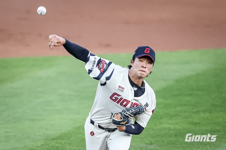 롯데 자이언츠 우완 영건 이민석이 3일 부산 사직야구장에서 열린 2025 신한 SOL Bank KBO리그 LG 트윈스와의 팀 간 8차전에 선발등판, 6.2이닝 무실점 호투로 팀의 연승과 공동 2위 도약에 힘을 보탰다. 사진 롯데 자이언츠