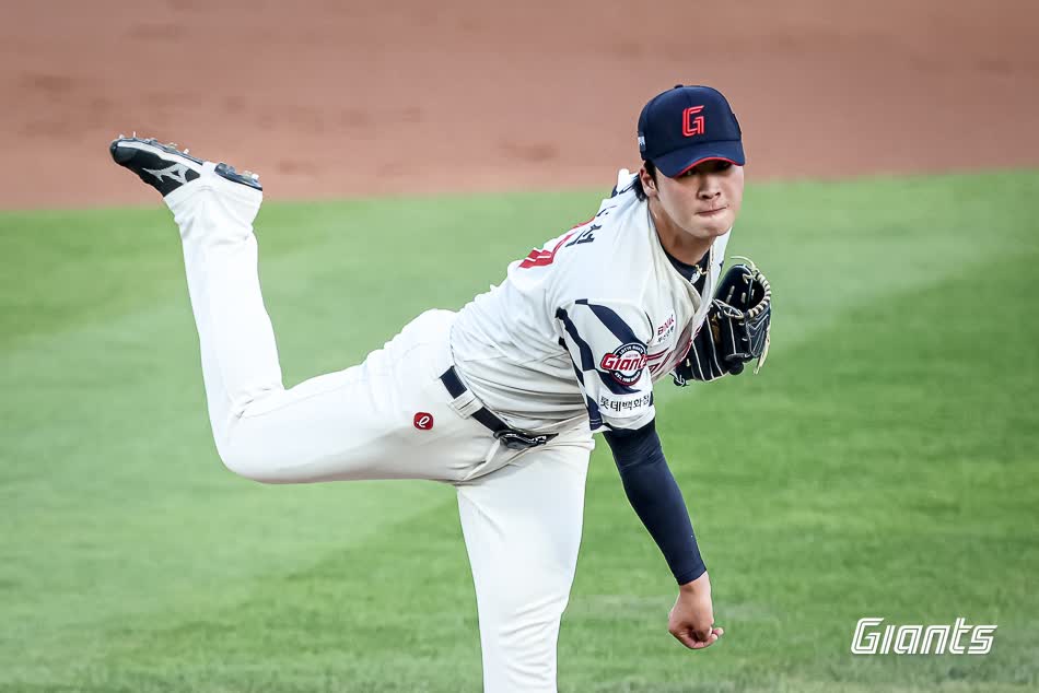 롯데 자이언츠 우완 영건 이민석이 3일 부산 사직야구장에서 열린 2025 신한 SOL Bank KBO리그 LG 트윈스와의 팀 간 8차전에 선발등판, 6.2이닝 무실점 호투로 팀의 연승과 공동 2위 도약에 힘을 보탰다. 사진 롯데 자이언츠