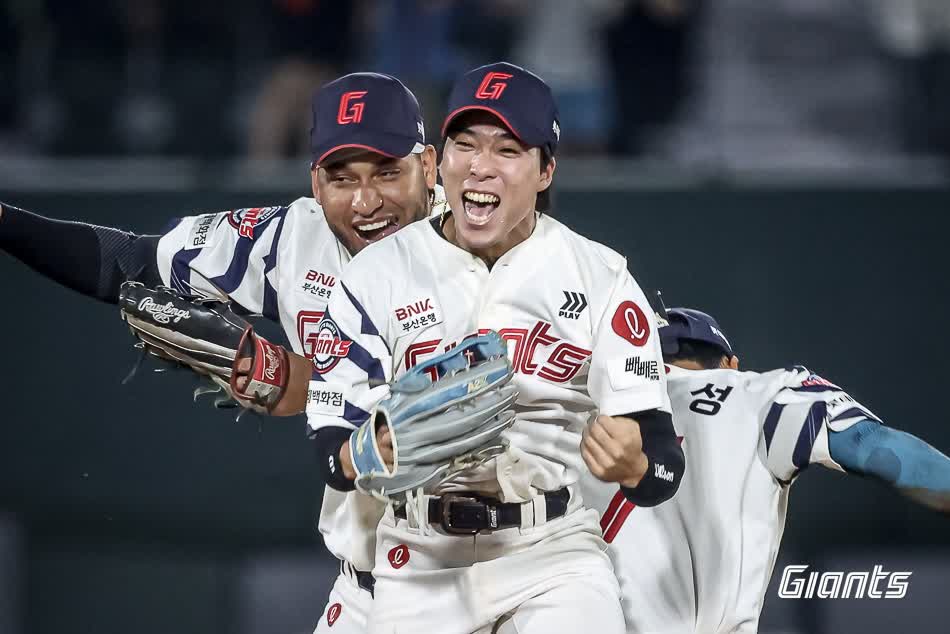 롯데 자이언츠 외야수 김동혁이 3일 부산 사직야구장에서 열린 2025 신한 SOL Bank KBO리그 LG 트윈스와의 팀 간 8차전에서 9회말 호수비로 팀 승리에 힘을 보탠 뒤 기뻐하고 있다. 사진 롯데 자이언츠