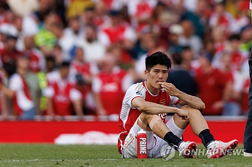 영국 공영방송 BBC는 4일(한국시간) 일본 수비수 도미야스 다케히로가 아스널과 상호 계약 해지에 합의해 구단을 떠날 예정이라고 보도했다. 2021년부터 아스널에서 뛴 도미야스는 부상이 잦았고 지난 시즌 무릎 부상으로 인해 6분만 뛰었다. 도미야스와의 계약은 2026년 6월에 만료될 예정이었으나 아스널은 이번 여름 도미야스와 결별하기로 결정했다. 연합뉴스