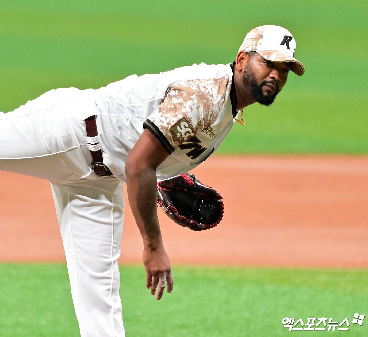 키움 히어로즈는 4일 서울 고척스카이돔에서 선두 한화 이글스와 홈 경기를 치른다. 라울 알칸타라가 상대 에이스 코디 폰세와 리턴 매치를 치른다. 알칸타라는 올시즌 5경기 3승 2패 평균자책점 2.97을 기록 중이다. 알칸타라는 KBO리그 복귀 첫 등판이었던 6월1일 두산 베어스전부터 6이닝 무실점, 6월7일 LG 트윈스전 8이닝 1실점, 6월28일 삼성 라이온즈전 6⅓이닝 무실점을 기록하고 전부 승리하는 등 홈에서 3승을 챙기고 있다. 엑스포츠뉴스DB