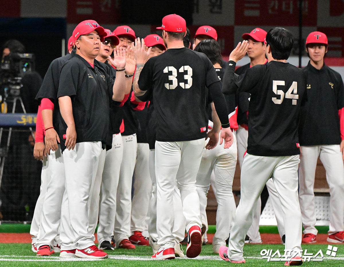 KIA 타이거즈 외국인 투수 아담 올러가 2025 신한 SOL 뱅크 KBO 올스타전 무대에 부상을 사유로 불참한다. KIA 이범호 감독은 올러 대신 윤영철을 올스타전 대체 참가 선수로 발탁했다. 엑스포츠뉴스 DB