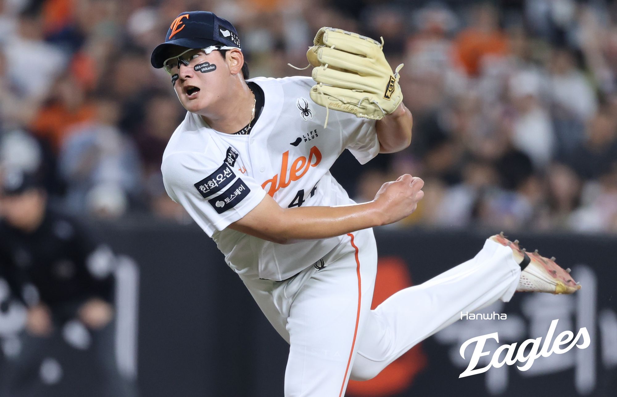 한화 이글스 김서현은 3일 대전 한화생명 볼파크에서 열린 2025 신한 SOL Bank KBO리그 NC 다이노스와의 홈경기에서 연장 10회초 등판했으나 사사구만 4개를 내주면서 ⅔이닝 1실점으로 물러났다. 한화 이글스