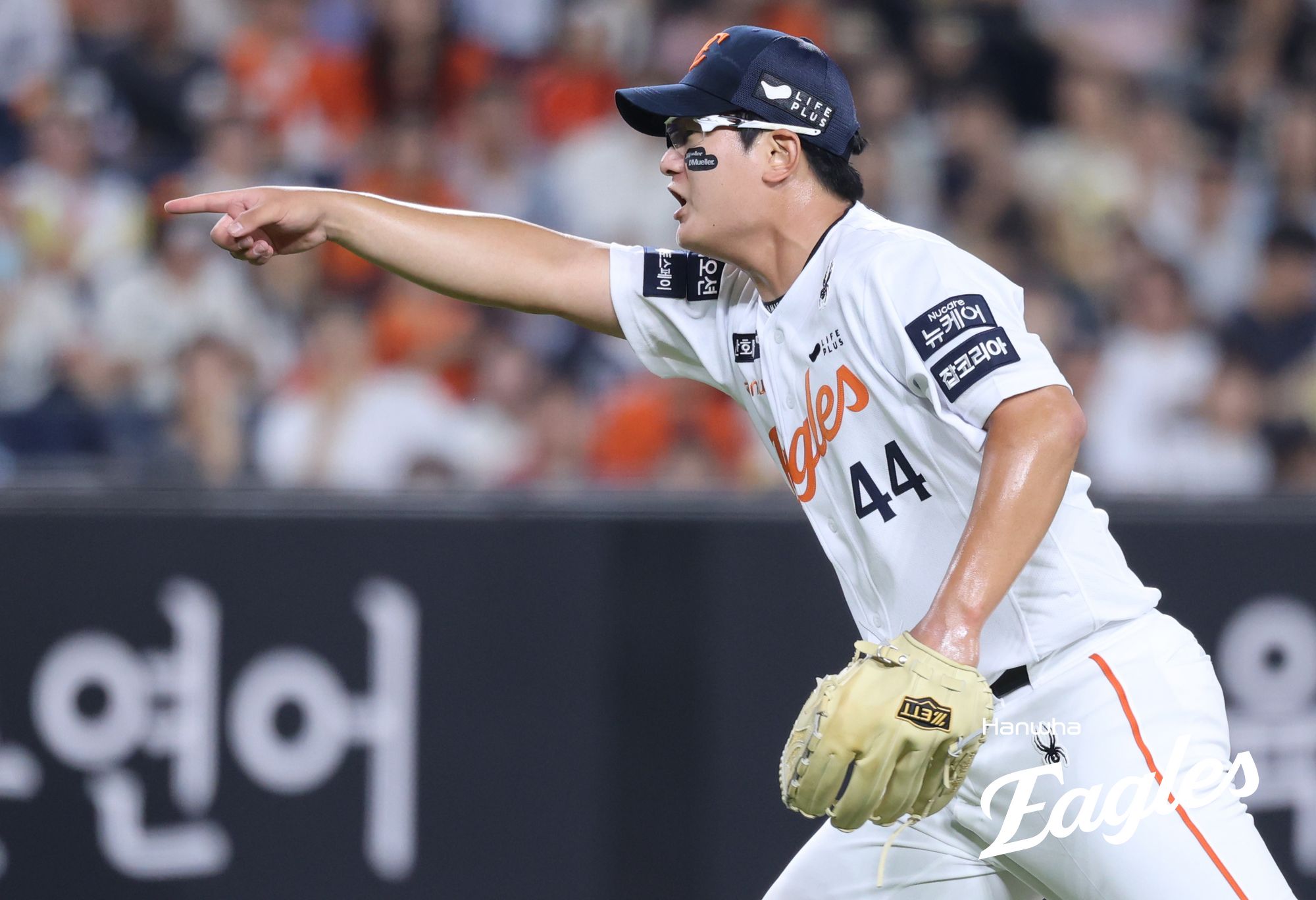 한화 이글스 김서현은 3일 대전 한화생명 볼파크에서 열린 2025 신한 SOL Bank KBO리그 NC 다이노스와의 홈경기에서 연장 10회초 등판했으나 사사구만 4개를 내주면서 ⅔이닝 1실점으로 물러났다. 한화 이글스