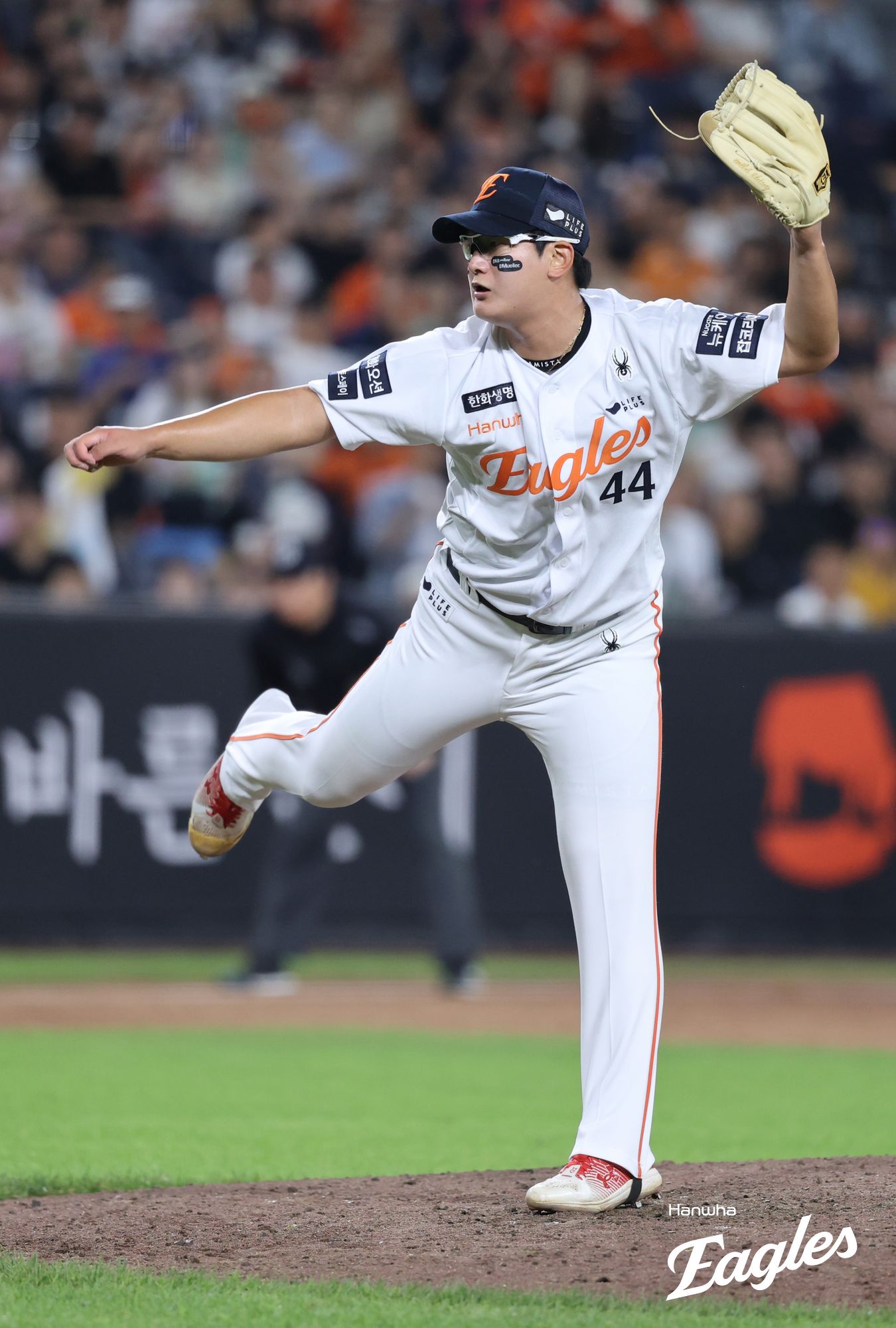 한화 이글스 김서현은 3일 대전 한화생명 볼파크에서 열린 2025 신한 SOL Bank KBO리그 NC 다이노스와의 홈경기에서 연장 10회초 등판했으나 사사구만 4개를 내주면서 ⅔이닝 1실점으로 물러났다. 한화 이글스